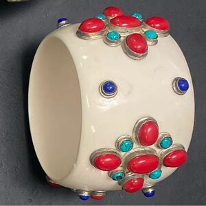 TIBETAN WHITE RESIN REPOUSSÉ BANGLE